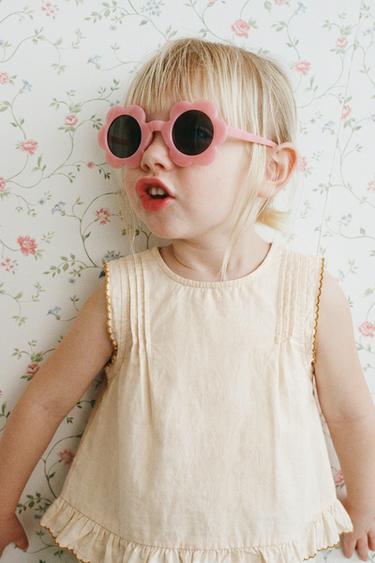 نظارة شمسية بإطار بلاستيكي على شكل وردة - وردي الخاص بـ Zara