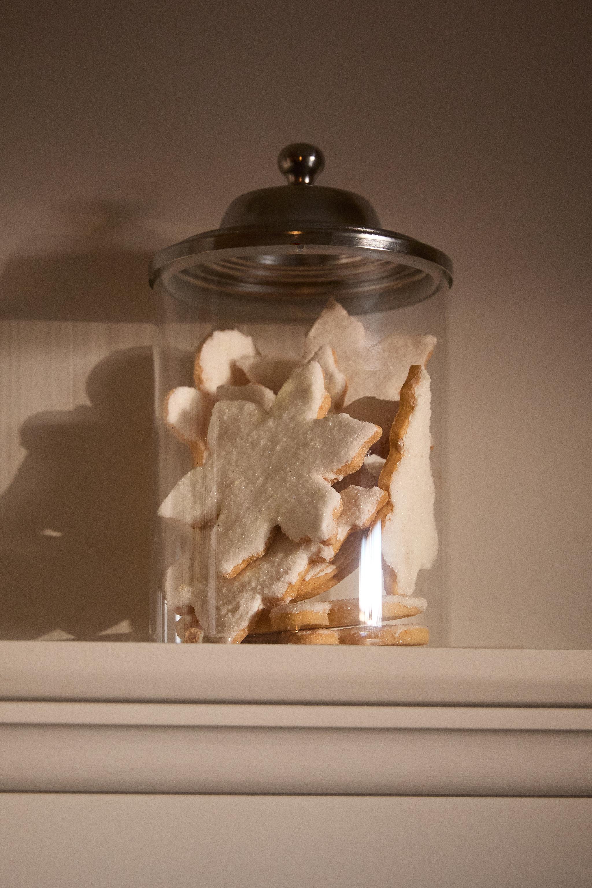 GLASS JAR WITH METAL LID