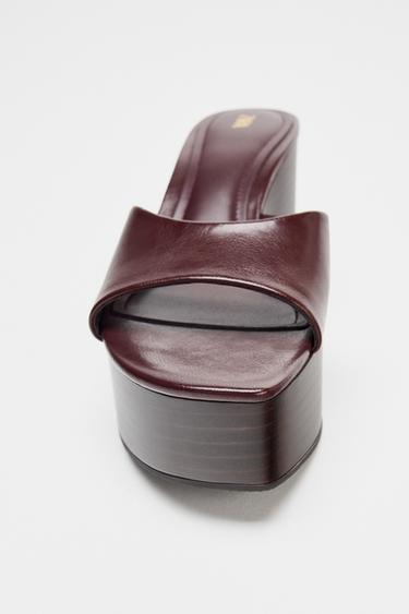 SANDALETTE MIT KEILABSATZ IN CRAQUELÉ-OPTIK - Bordeauxrot von Zara