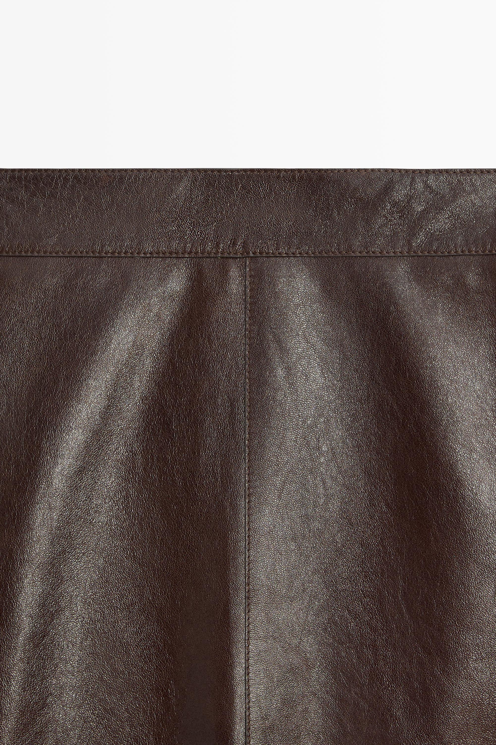 Jupe midi droite en cuir nappa avec coutures