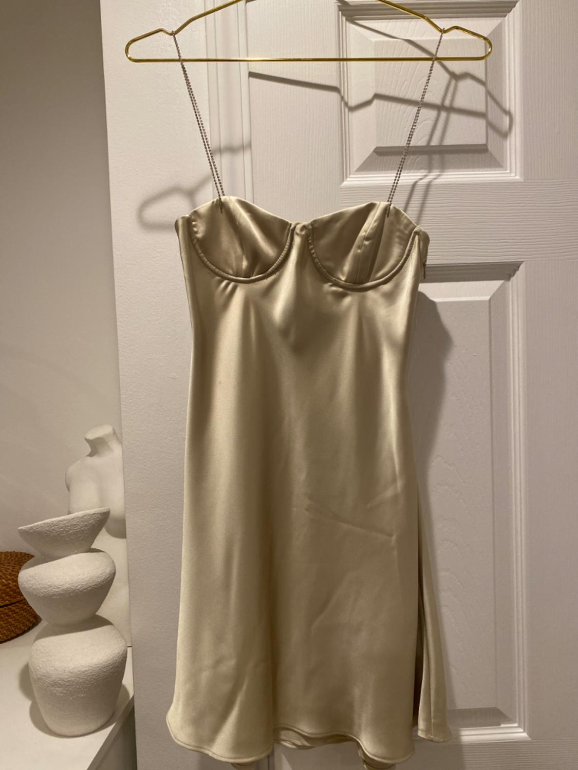 VESTIDO SATINADO TIRANTES JOYA