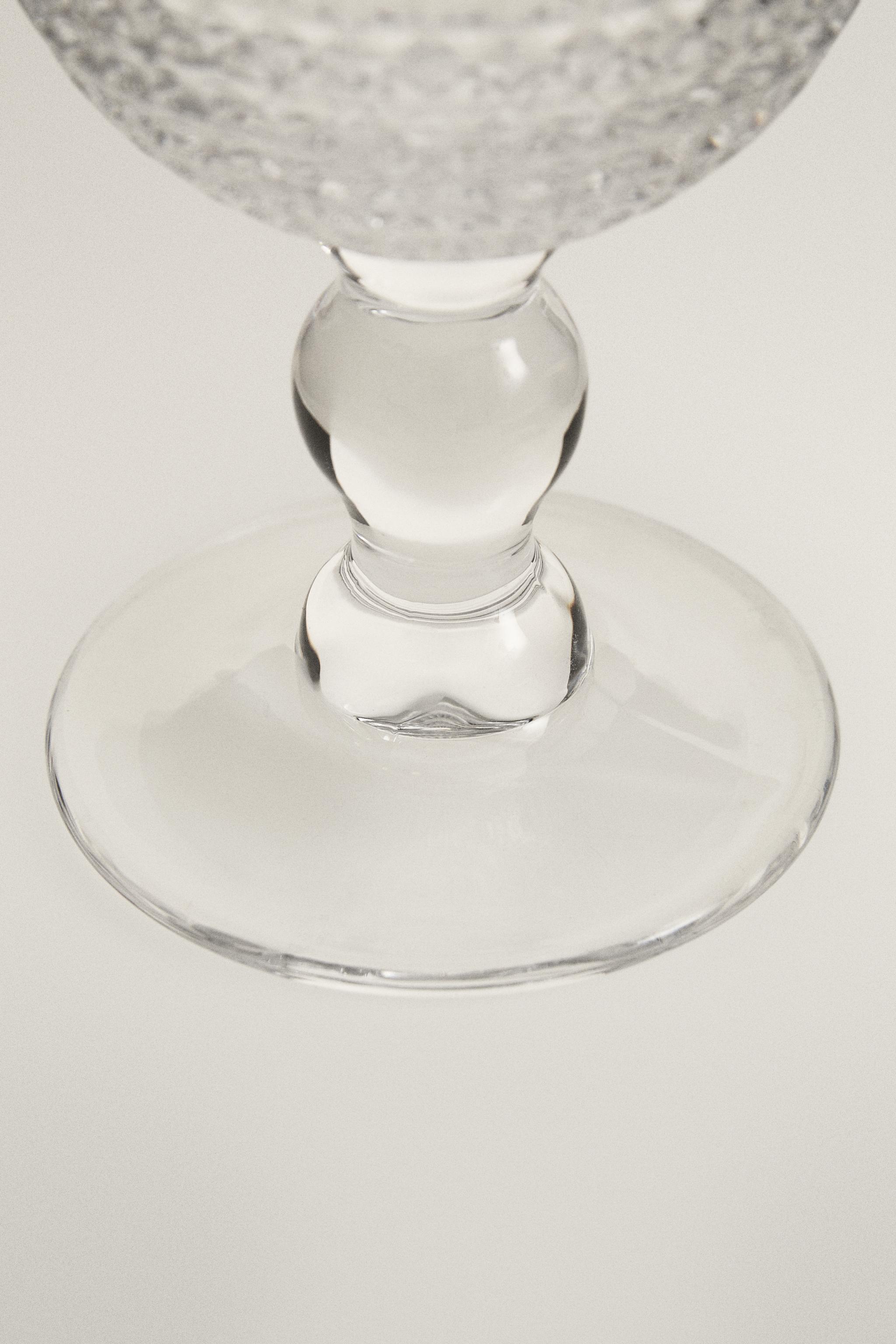 VERRE À PIED RELIEF GÉOMÉTRIQUE