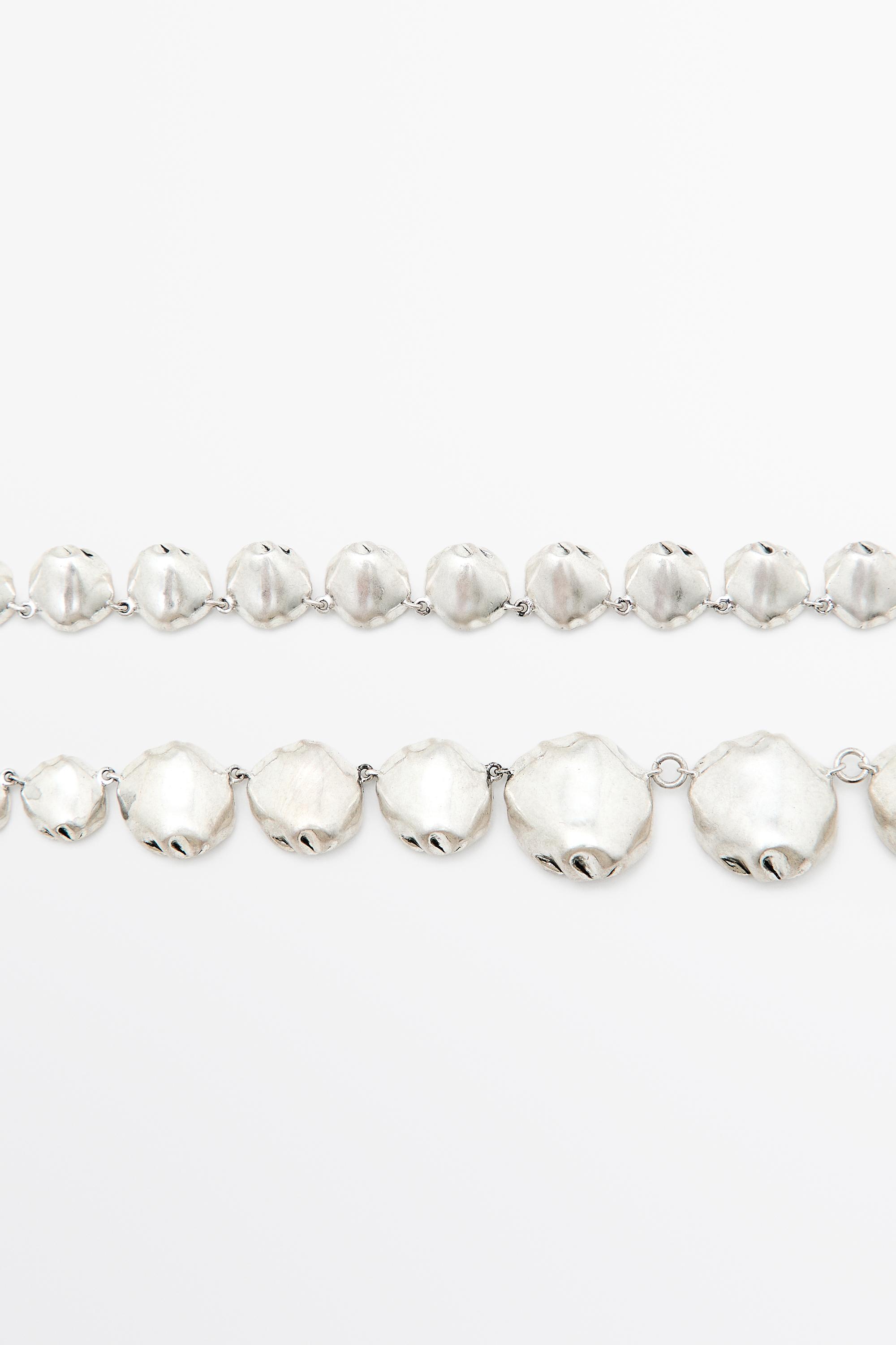 Collier long à pièces métalliques