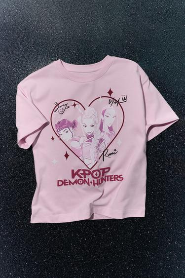 CAMISETA ESTAMPADA KPOP DEMON HUNTERS™ NETFLIX © - Rosa-pastel da Zara
