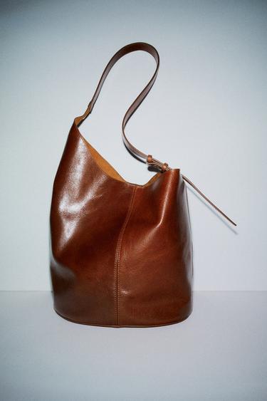 SAC SEAU ASYMÉTRIQUE EN CUIR - Marron de Zara