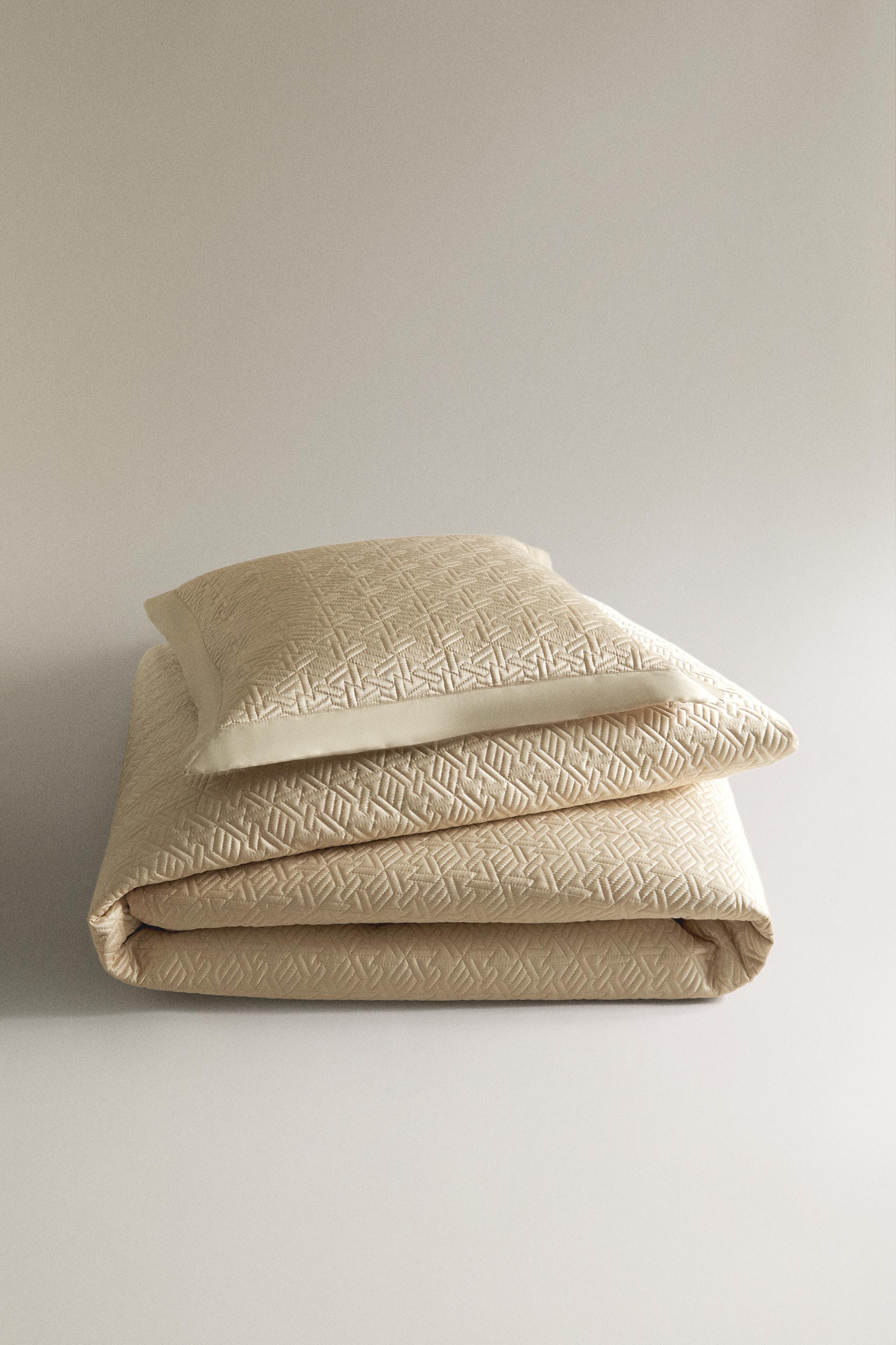 SATIN GEOMETRIC QUILT — Dark beige