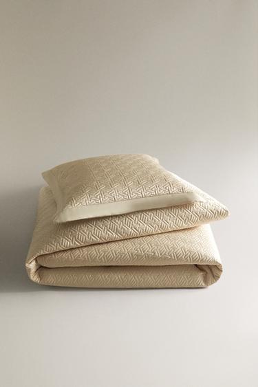 Zara Koyu bej - GEOMETRİK DESENLİ SATEN YORGAN - 0 görseli