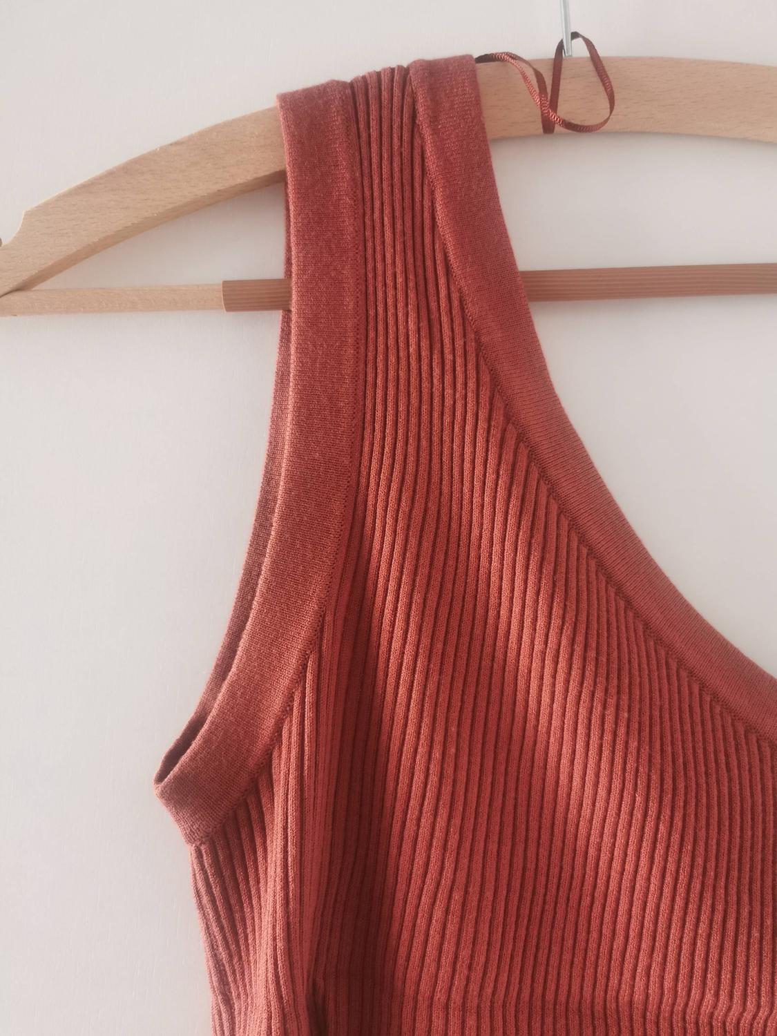 KNIT TOP WITH SIDE CUT-OUT DETAIL - Image 2