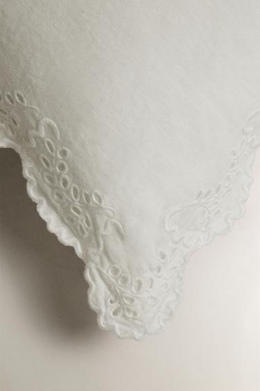 COUSSIN LIN BRODÉ - Blanc cassé de Zara - Image 1