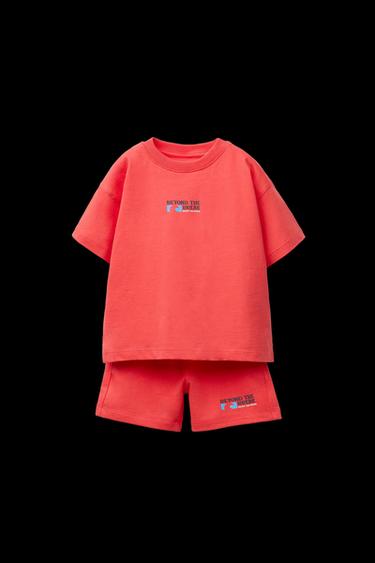 T-SHIRT- UND BERMUDA-GARNITUR MIT SCHRIFTZUG - Kräftiges Korallenrot von Zara - Bild 0