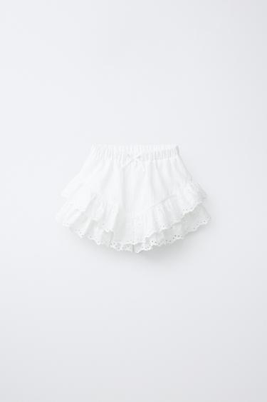 BERMUDASHORTS MIT LOCHSTICKEREI UND VOLANTS - Weiß von Zara