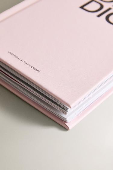 LIVRE FASHION UNFOLDED "POP UP" DIOR (ANGLAIS) - Rose de Zara - Image 1