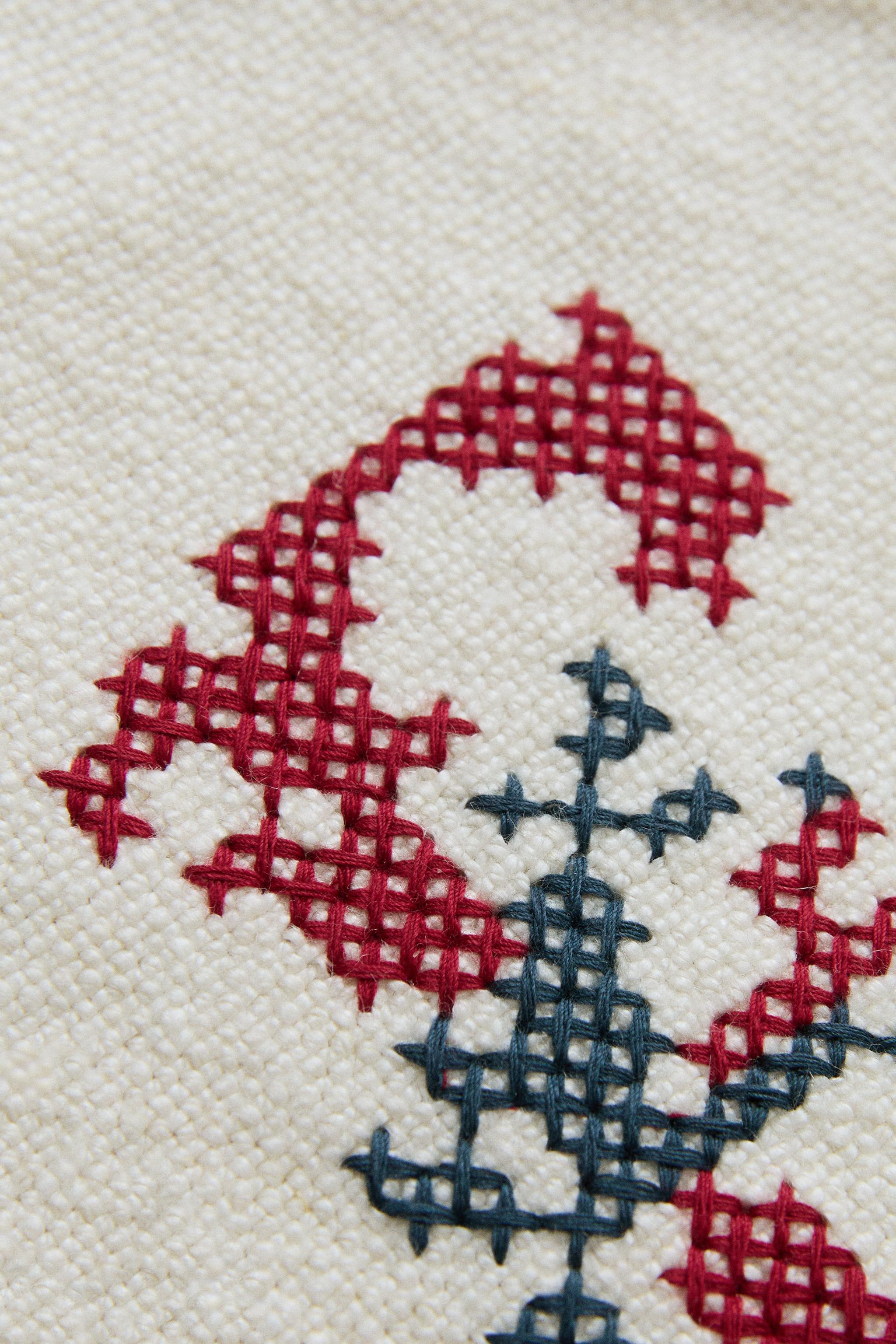 LETTER E EMBROIDERED LINEN CUSHION — Ecru