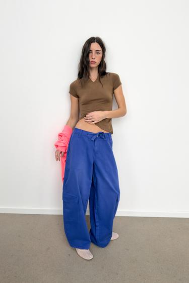 تيشرت بياقة V وحافة غير متناسقة - بني الخاص بـ Zara