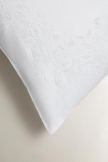 COTTON AND LINEN PILLOWCASE WITH RAISED DESIGN - White by Zara - Image 3