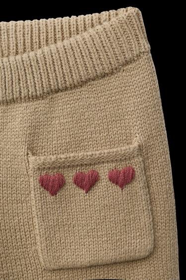 PANTALÓN CULOTTE PUNTO BORDADO CORAZONES - Khaki claro de Zara