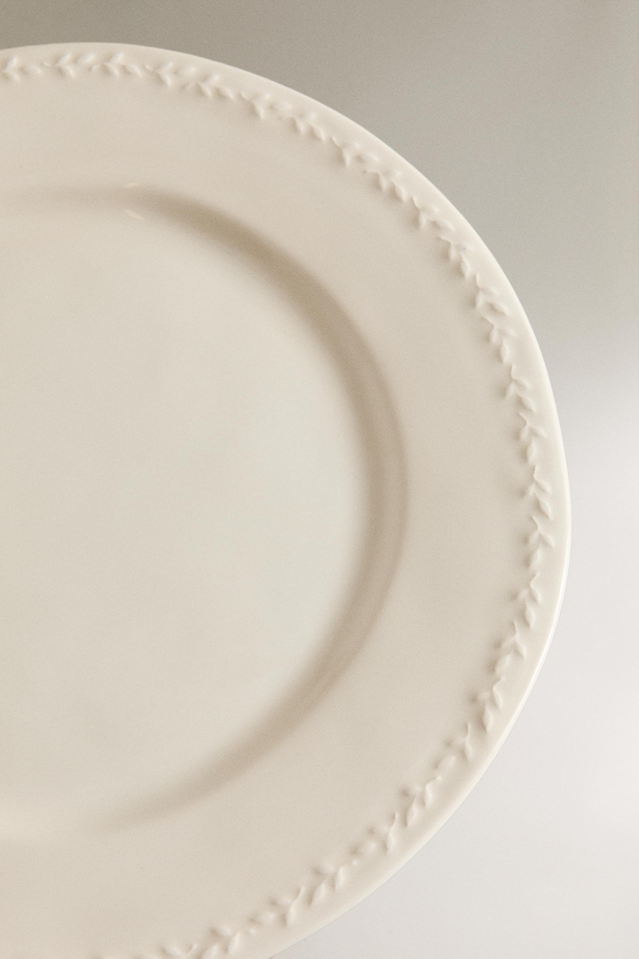 EARTHENWARE DINNER PLATE WITH RAISED BORDER