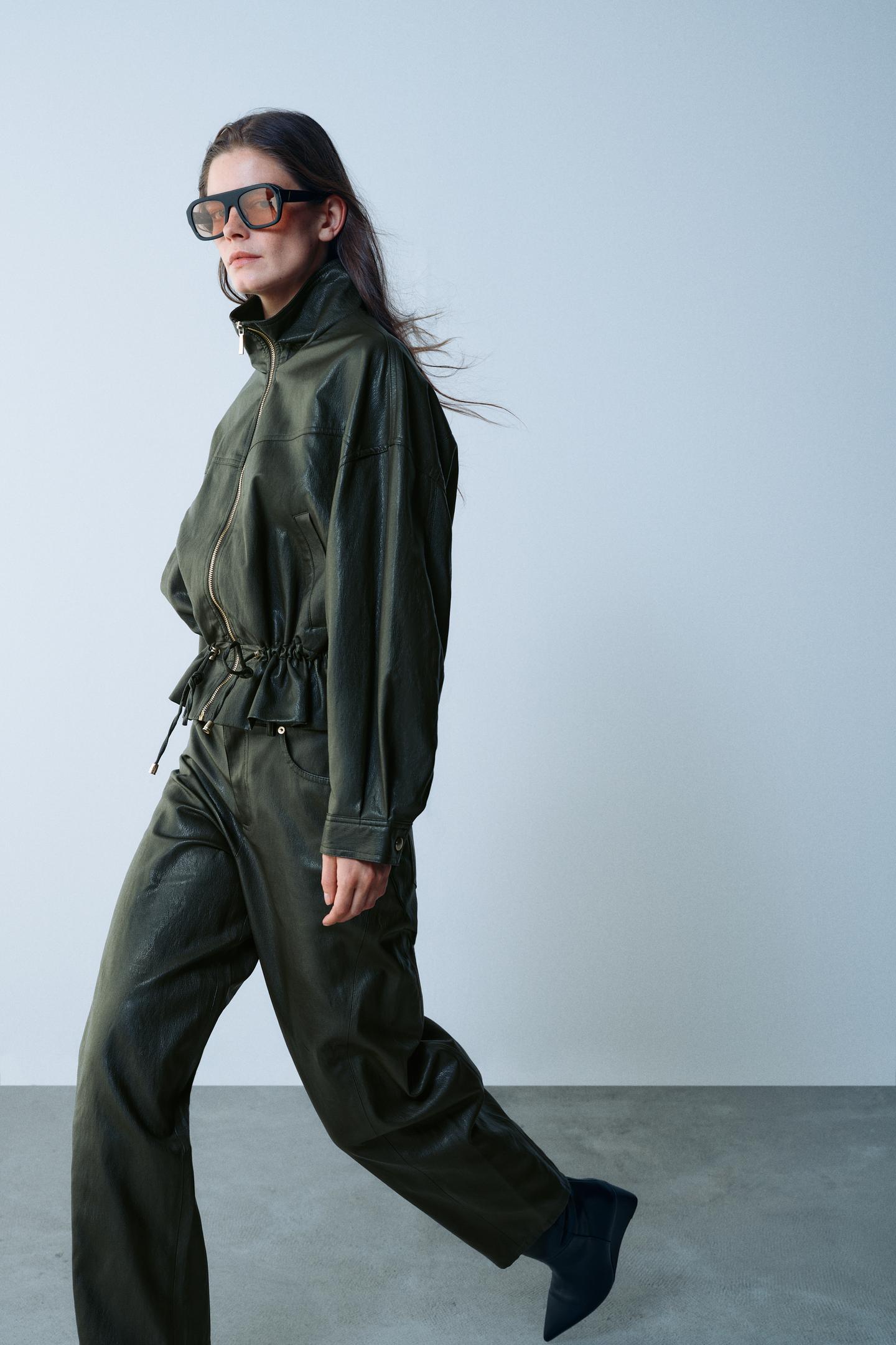 Женские брюки Zara Faux Leather Barrel, цвет: Тёмный хаки — фото 3