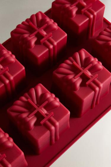 CHRISTMAS GIFT BAKING MOULD - Red by Zara - Image 2
