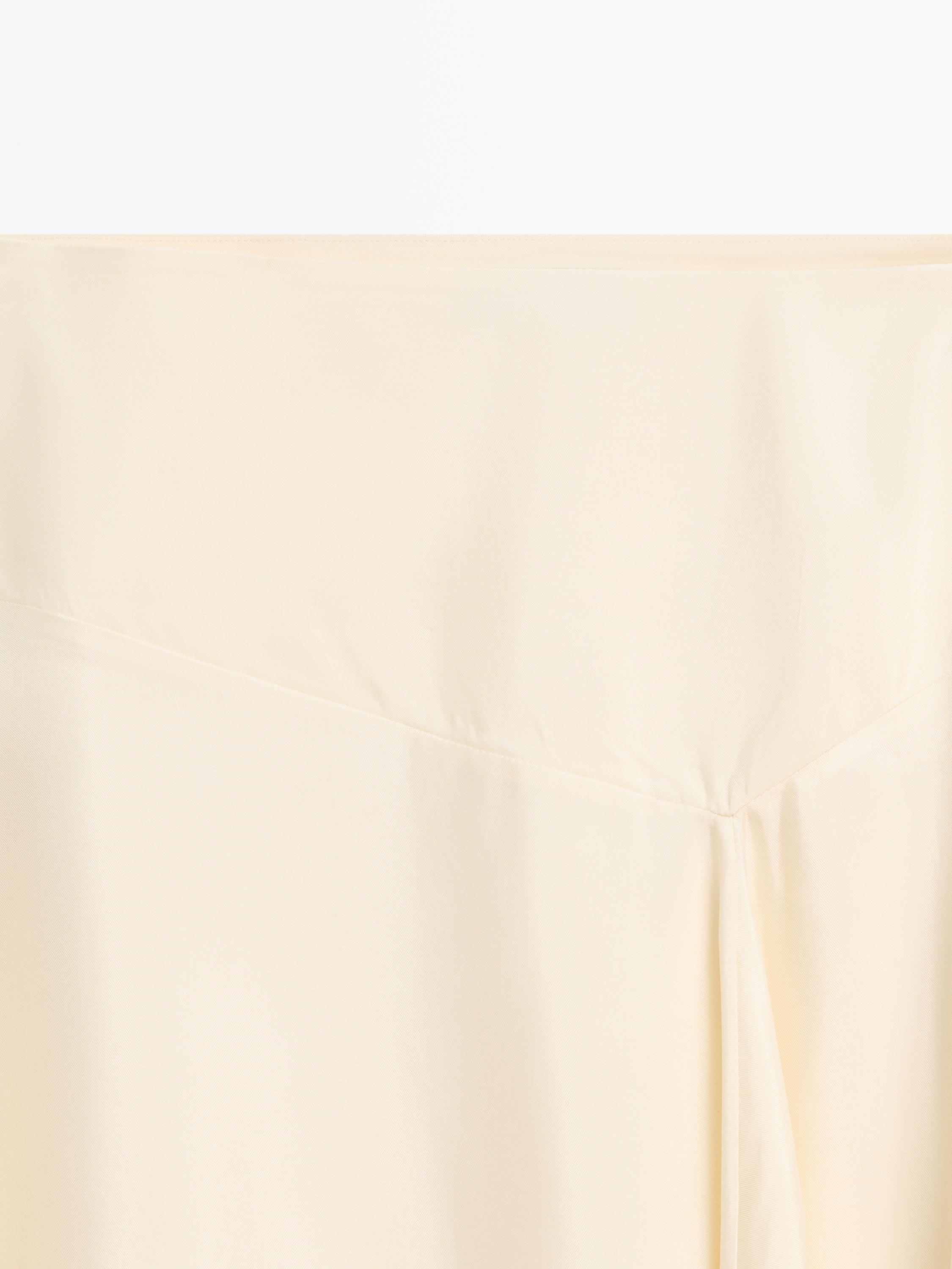 Jupe asymétrique détail lingerie