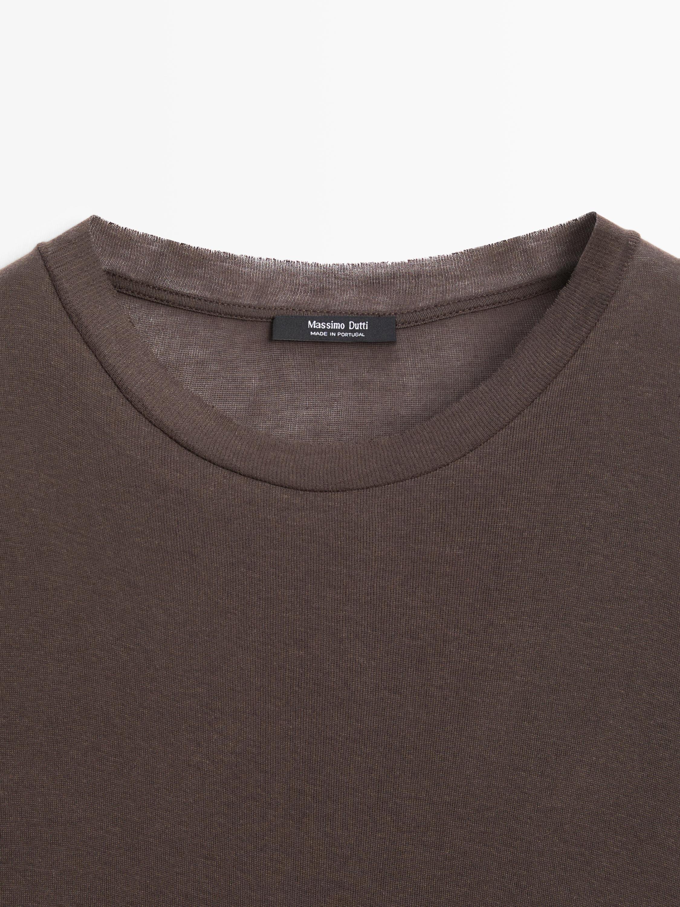 100% cotton T-shirt with neckline detail