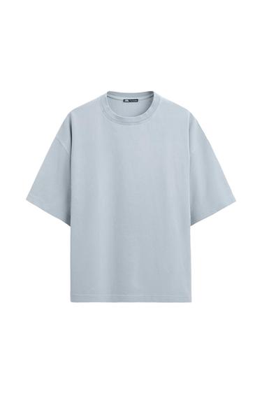 Basic light blue short-sleeve, crew-neck t-shirt with dropped shoulders and a loose fit, on a white background.