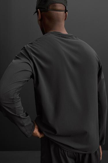 T-SHIRT PERFORÉ À MANCHES LONGUES - Noir de Zara - Image 4
