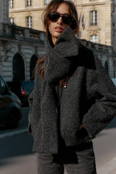 ABRIGO CORTO CON BUFANDA BOUCLÉ - Gris oscuro de Zara