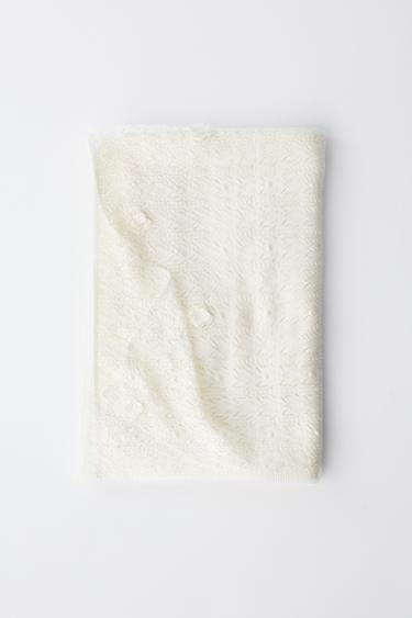 COUVERTURE EN MAILLE FLEURS 3D - Écru de Zara - Image 3