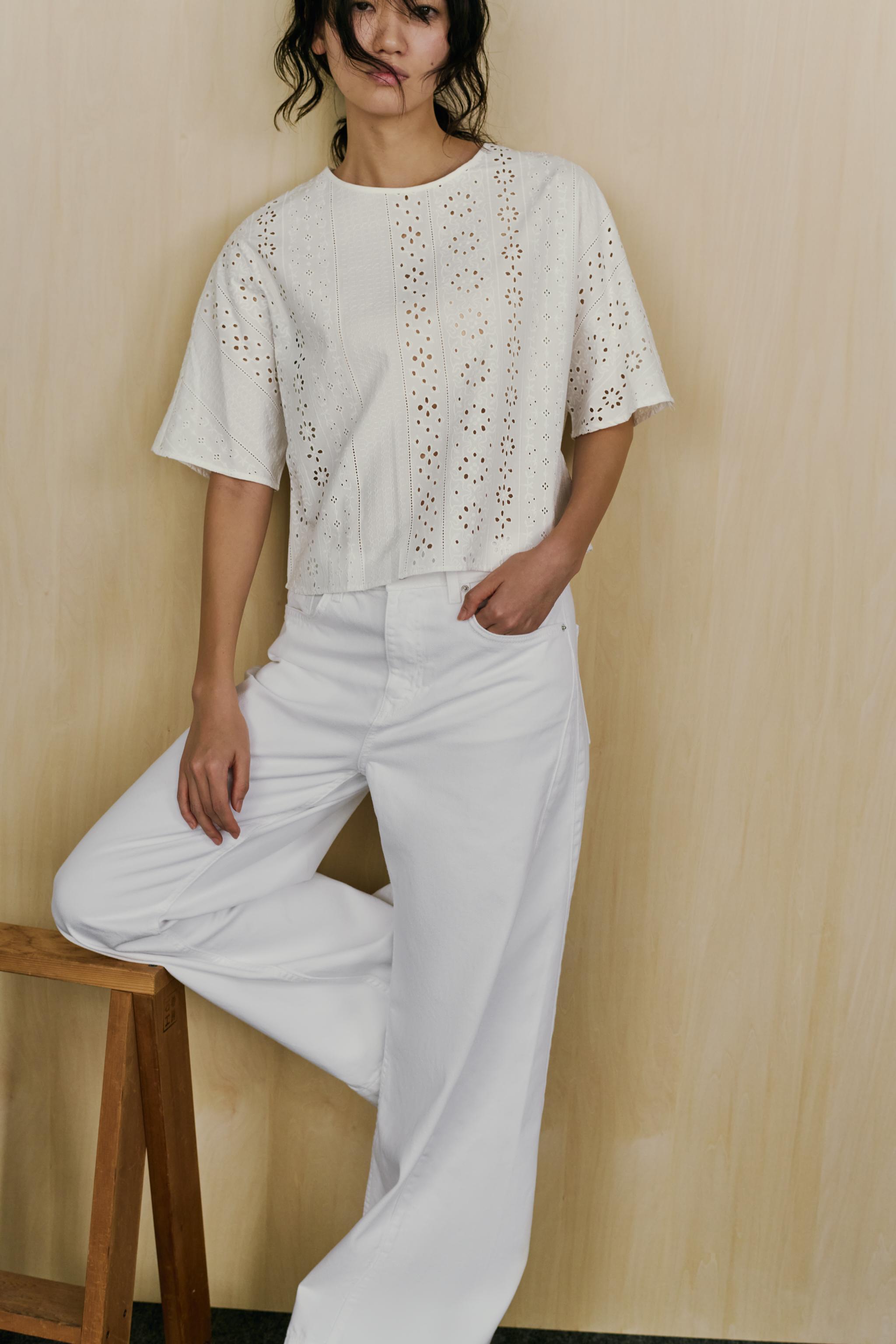 ZARA（ザラ）の「カットワーク刺繍入りブラウス 白 トップス
