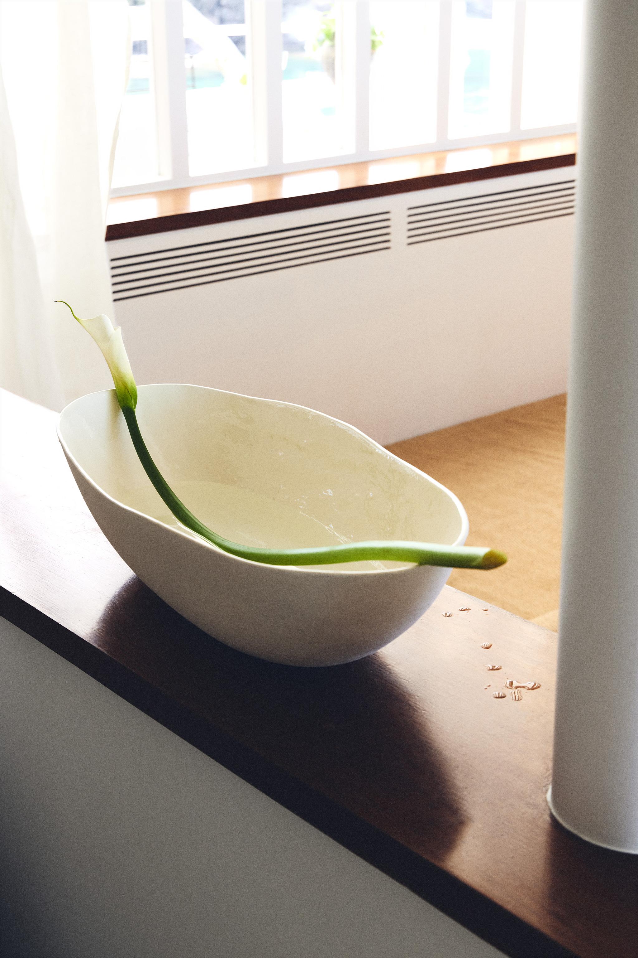 TEXTURED ALUMINUM DECORATIVE SERVING DISH