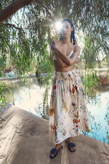 FALDA MIDI FLORES ZW COLLECTION -  de Zara