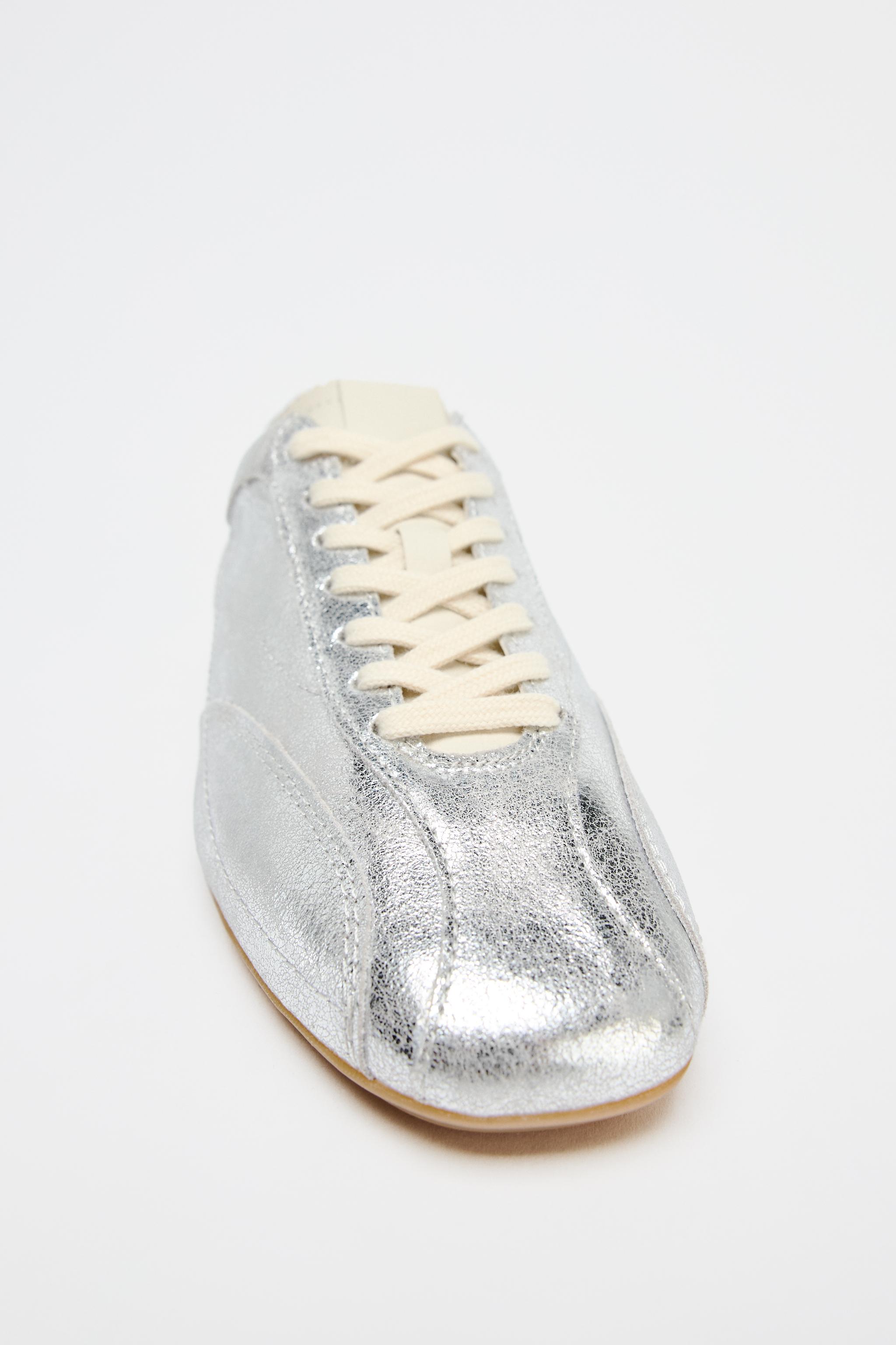 メタリックエフェクトスニーカー - ゴールド | ZARA Japan / 日本 メタリックエフェクトスニーカー - ゴールド | ZARA Japan / 日本