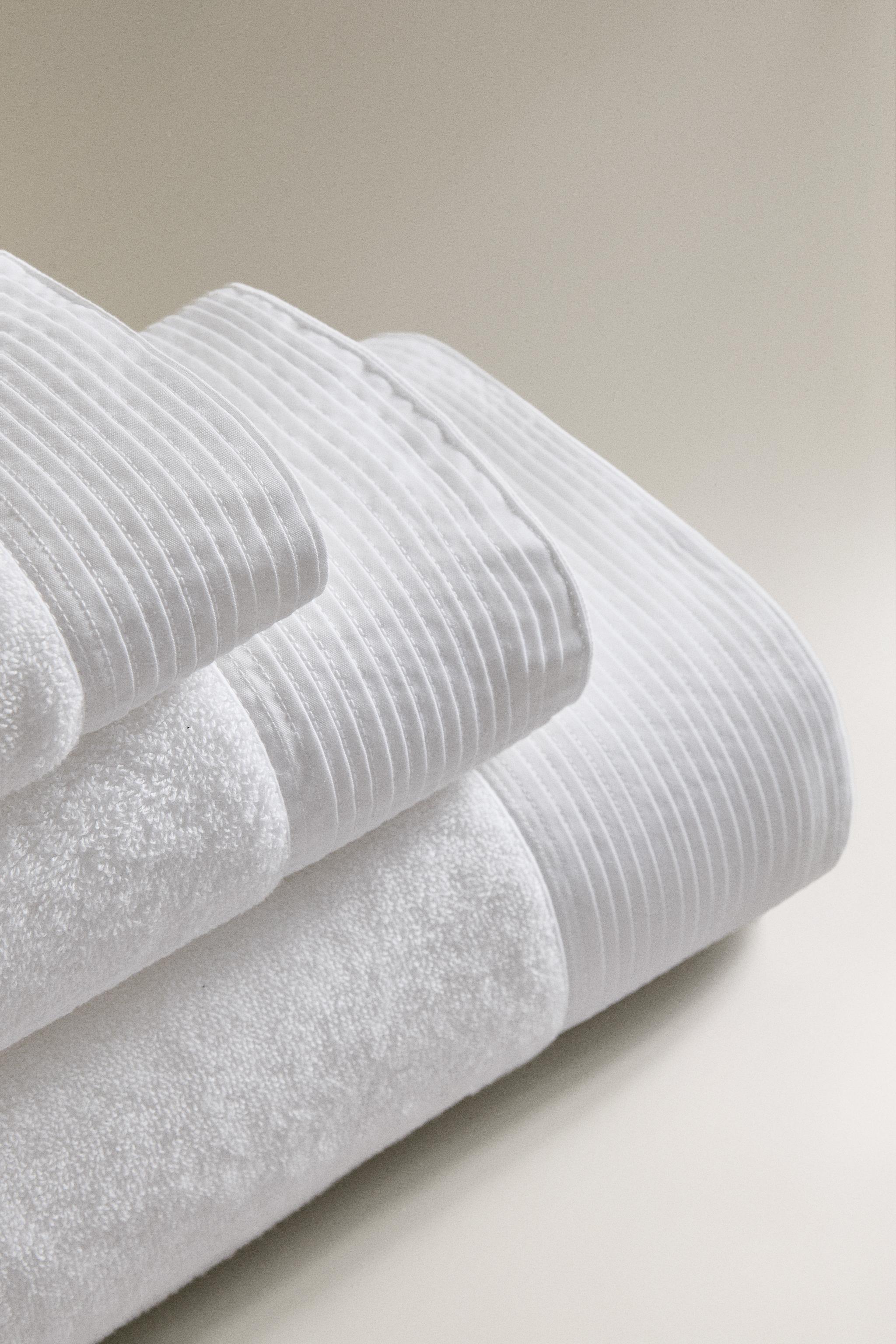 BATH TOWEL WITH BAND APPLIQUÉ