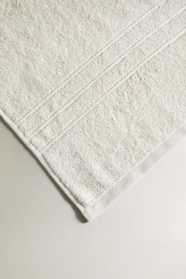 SERVIETTE DE BAIN FRISE - Ivoire de Zara - Image 2