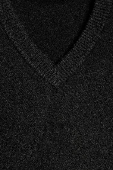 PULL EN MAILLE LISSE À COL EN V - Noir de Zara - Image 5
