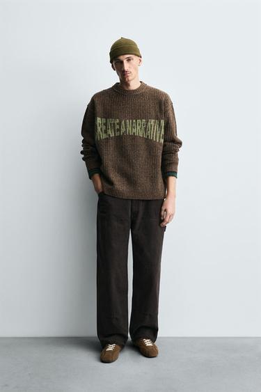 PULL CÔTELÉ AVEC INSCRIPTION - Marron de Zara