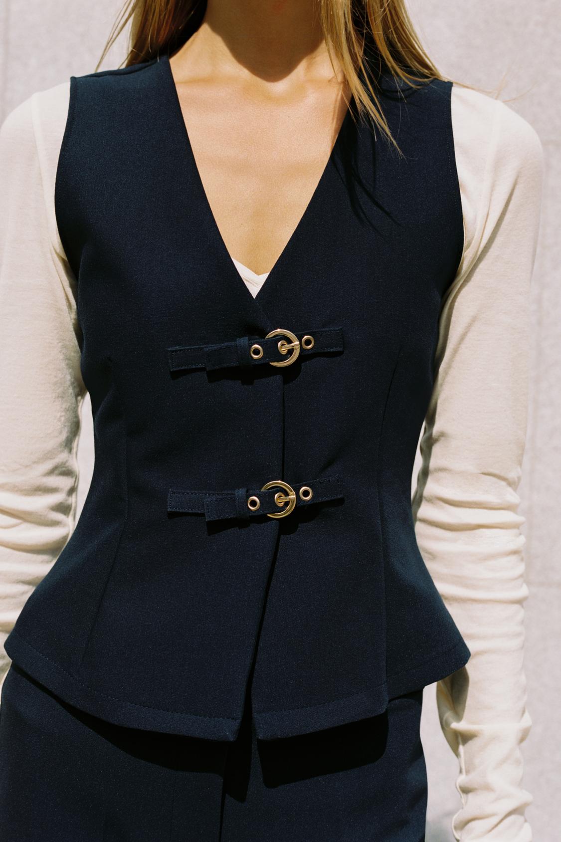 CREPE TOP WITH BUCKLES