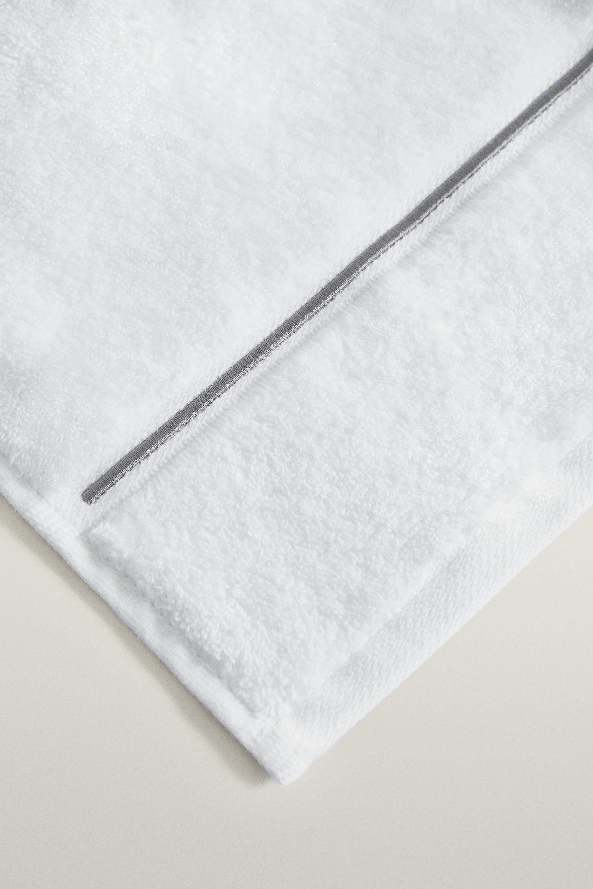 SCALLOPED EMBROIDERED BATH TOWEL