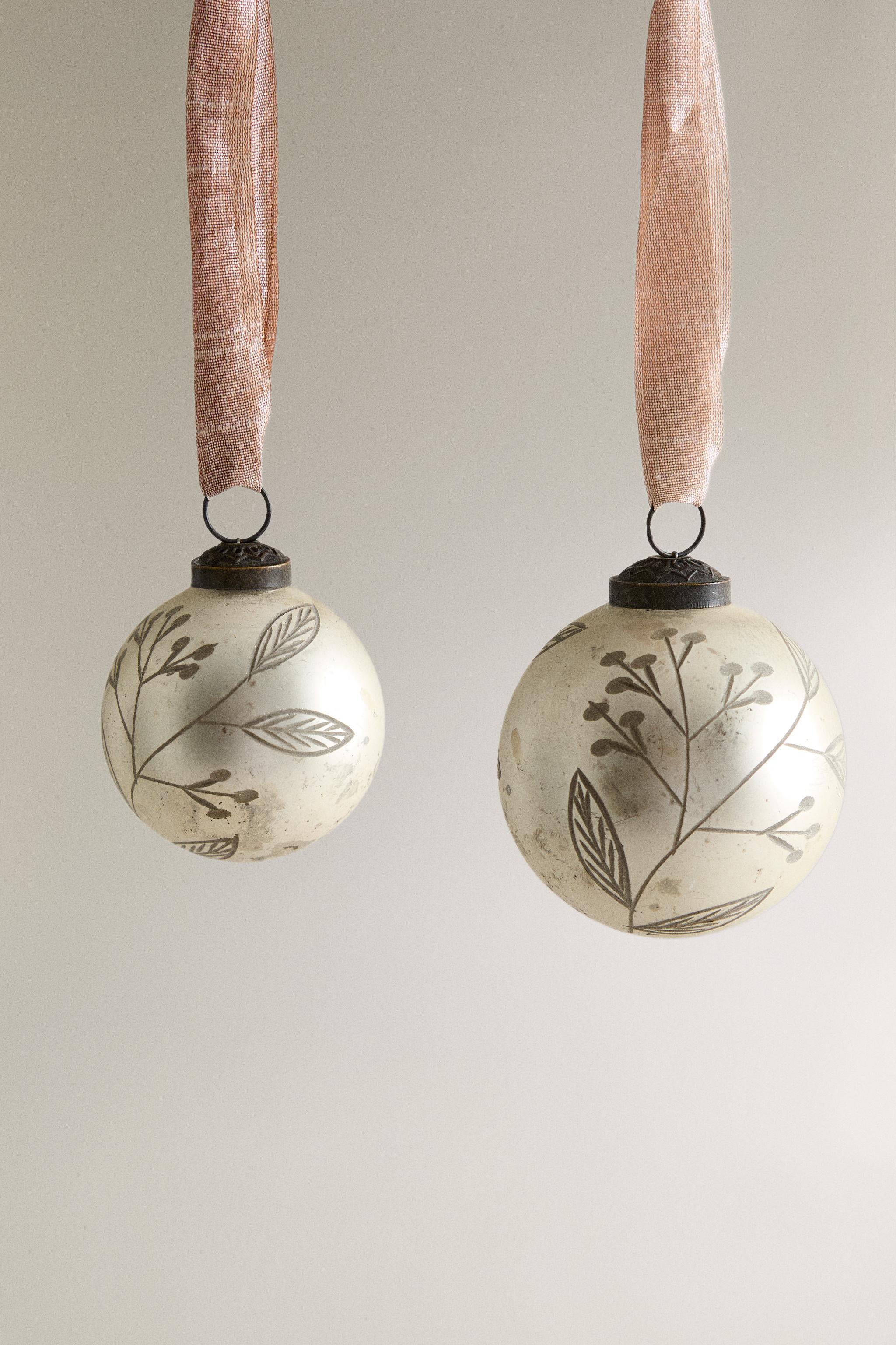 MATTE CHRISTMAS TREE BALL ORNAMENT WITH LEAF DETAILS