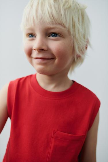 T-SHIRT MIT TASCHE UND ÄRMELLOSEM DESIGN - Rot von Zara