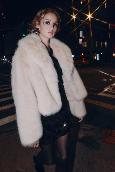 КРАТОК КАПУТ СО ВЕШТАЧКО КРЗНО И РЕВЕР ЈАКА - Екру од Zara