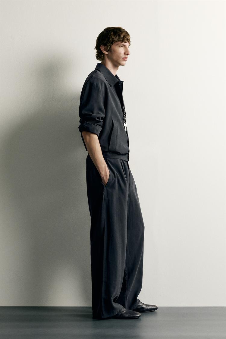 Pantalones fluidos con pliegues corte relajado 4