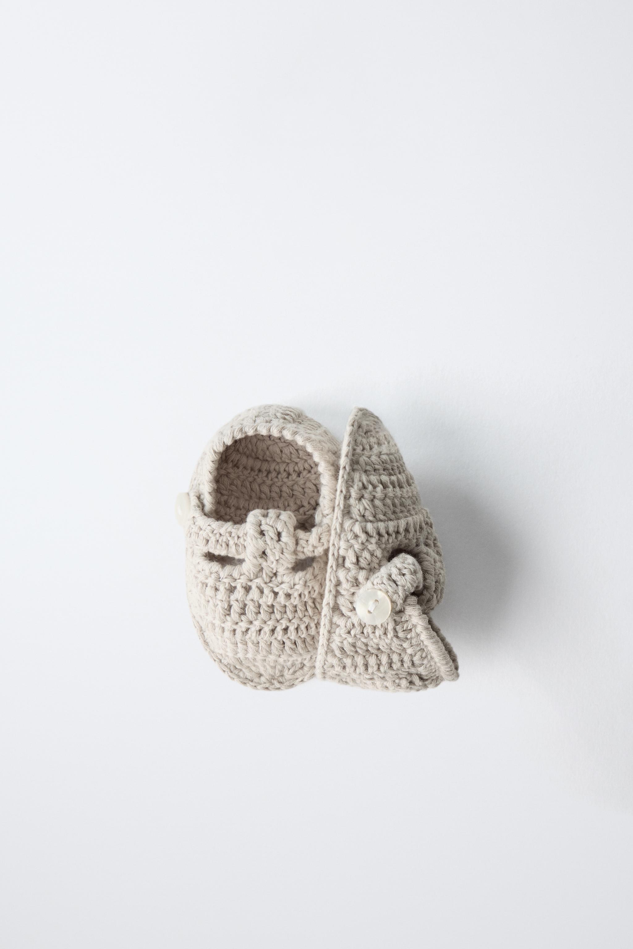 KNITTED BOOTIES