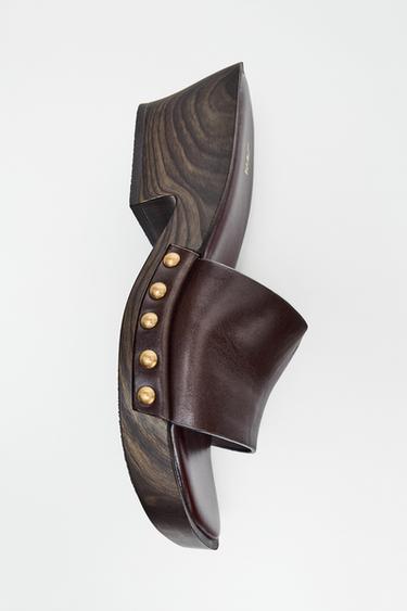 صندل جلدي بدبابيس معدنية - بني الخاص بـ Zara