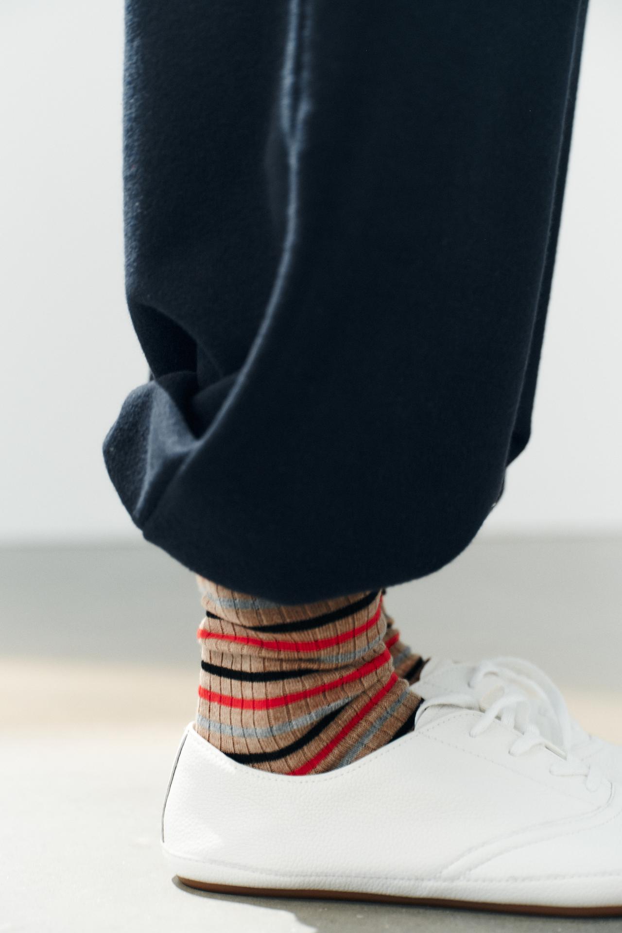 STRIPED RIBBED PRINTED SOCKS — Mid-camel