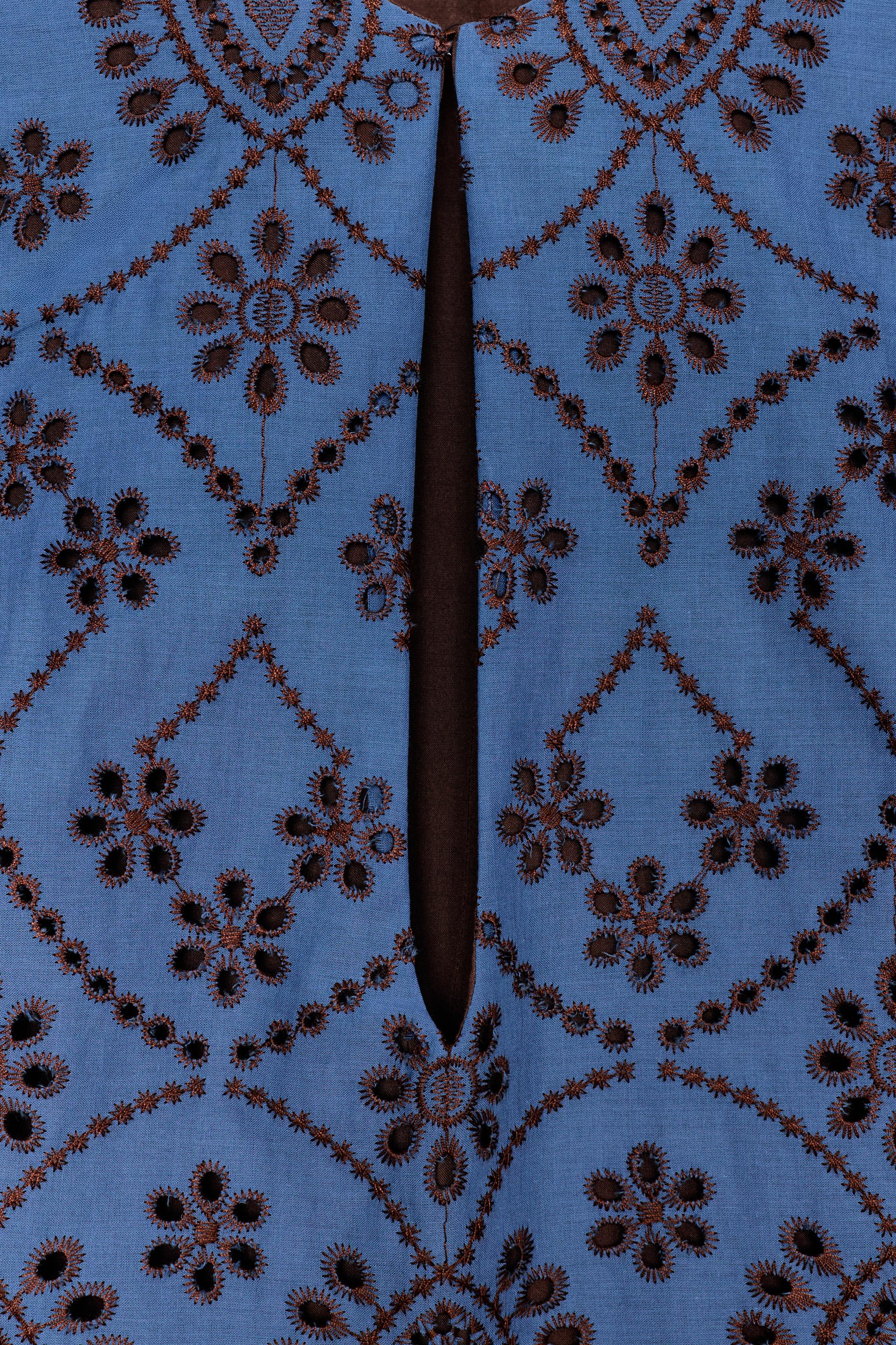 ROBE COURTE À BRODERIES PERFORÉES