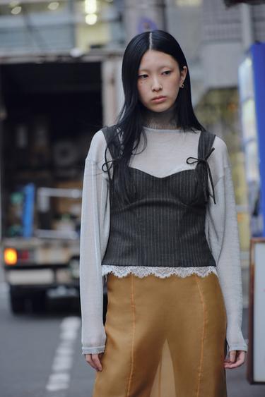 ピンストライプ レーストリムトップスチャコールグレー    Zaraのピンストライプ レーストリムトップス - チャコールグレー     