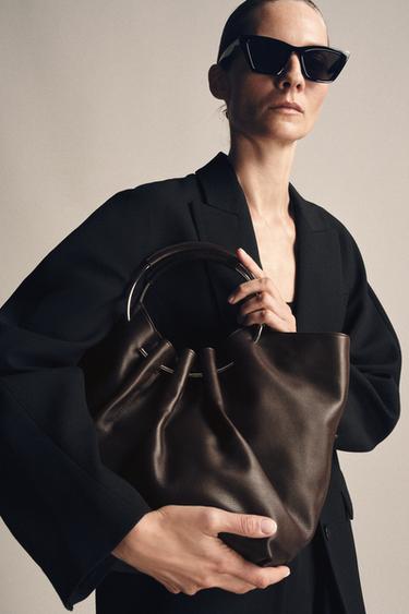 BEUTELTASCHE AUS LEDER MIT FESTEM HENKEL - Braun von Zara