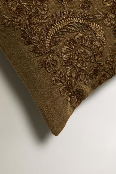 HOUSSE DE COUSSIN BRODÉE - Beige foncé de Zara - Image 1